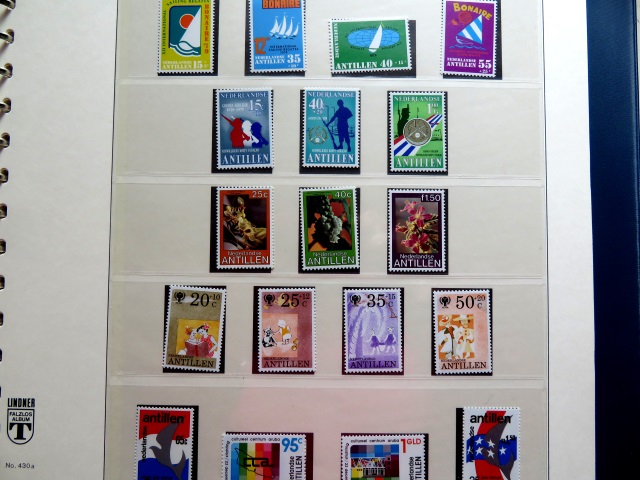 Briefmarkensammlung der Niederlndischen Antillen in einem Vordruckalbum als Falzlos-Ringbinder