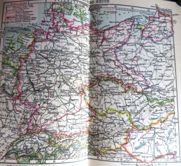 Groe weite Welt in einem 100 Jahre alten Atlas