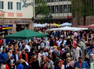 Reges Treiben beim Nrnberger Trempelmarkt im Frhjahr 2013