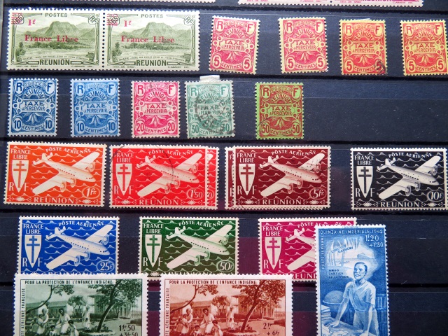 Briefmarkensammlung von Reunion in einem Steckbuch