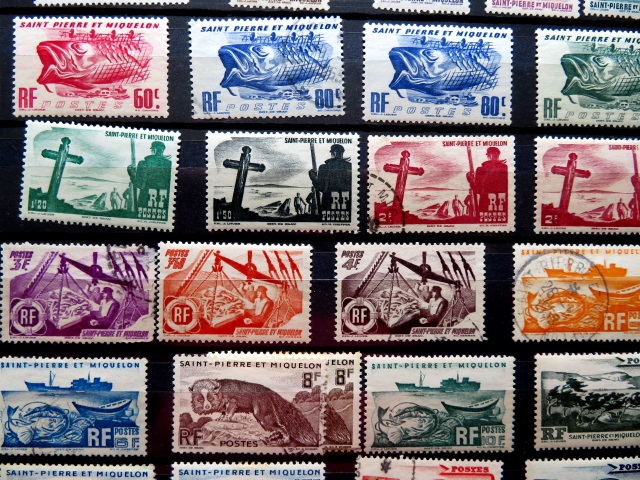 Briefmarkensammlung von St. Pierre et Miquelon in einem Steckbuch