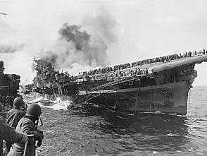 Flugzeugträger USS Franklin nach einem japanischen Bombenangriff im März 1945