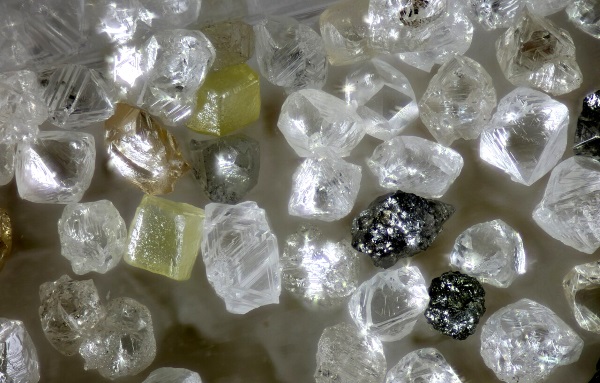Rohdiamanten in verschiedenen Kristallformen und Farben