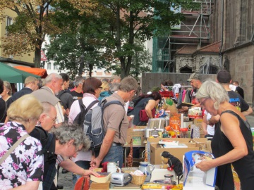 Leidenschaftliche Suche nach Sammelobjekten am Nrnberger Trempelmarkt